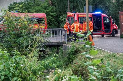 Gruibingen: Oel im Bach - Feuerwehr holt tote Fische aus dem Erlenbach